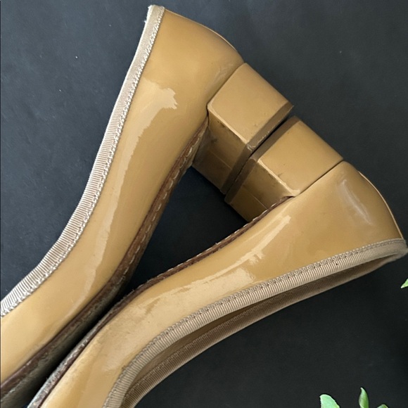 TORY BURCH Chelsea Nude Ballet
Heels Pumps Patent Leather Bow
Charm - Picture 11 of 15